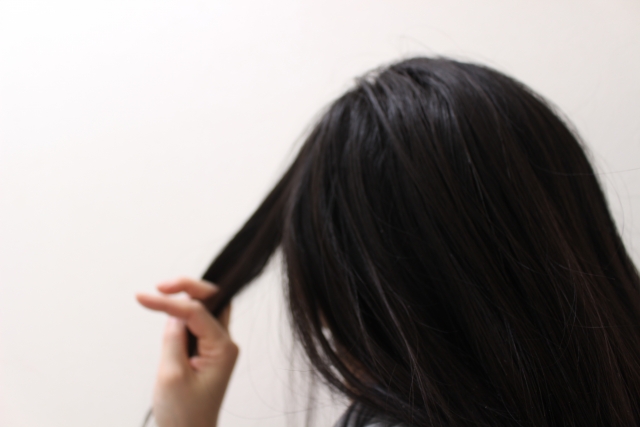 髪のうねりの原因と対策の記事の説明用画像