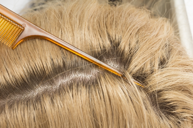 髪のボリュームが少なく見える原因と分け目の変え方の記事の説明用画像